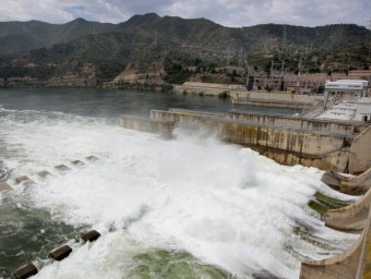 La presa de Riba-roja d'Ebre en un desembassament controlat per netejar el riu de macròfits. JOSÉ CARLOS LEÓN /ARXIU